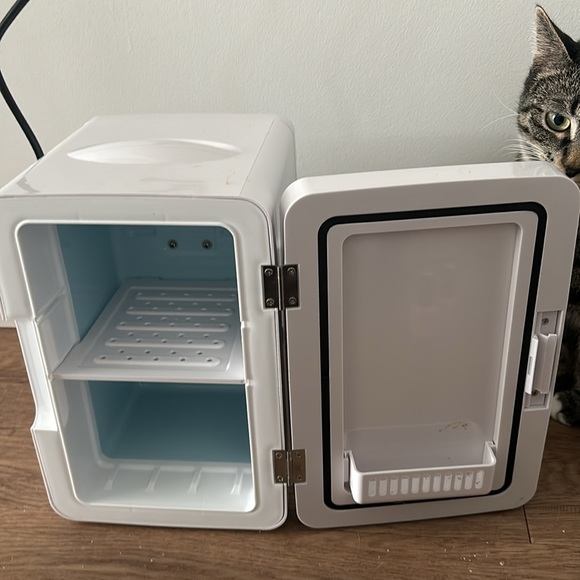 Koolatron make up and skin care mini fridge with light up mirror with shelf - Picture 4 of 5